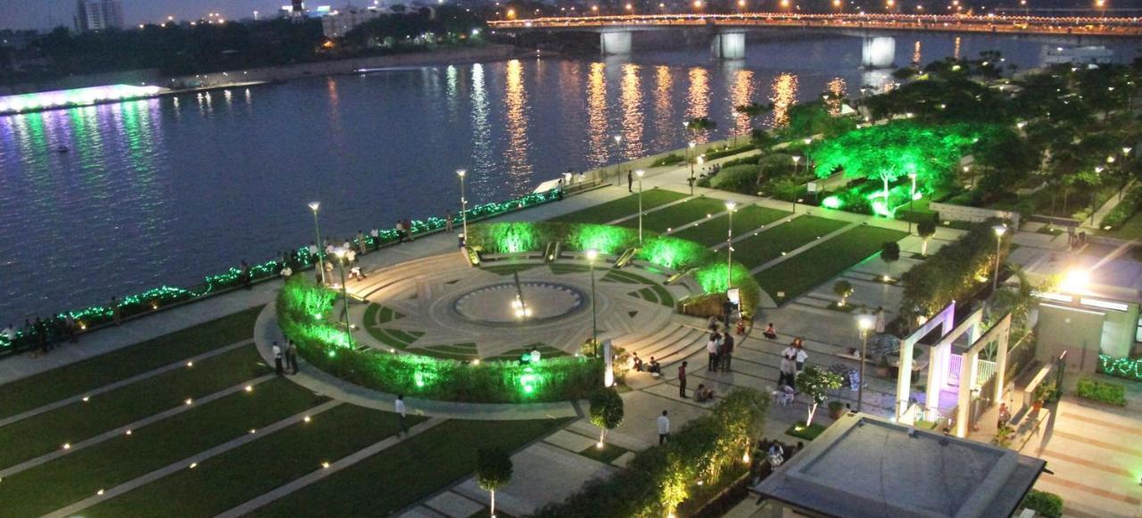 Holiday Inn Express Ahmedabad Prahlad Nagar By Ihg Εξωτερικό φωτογραφία