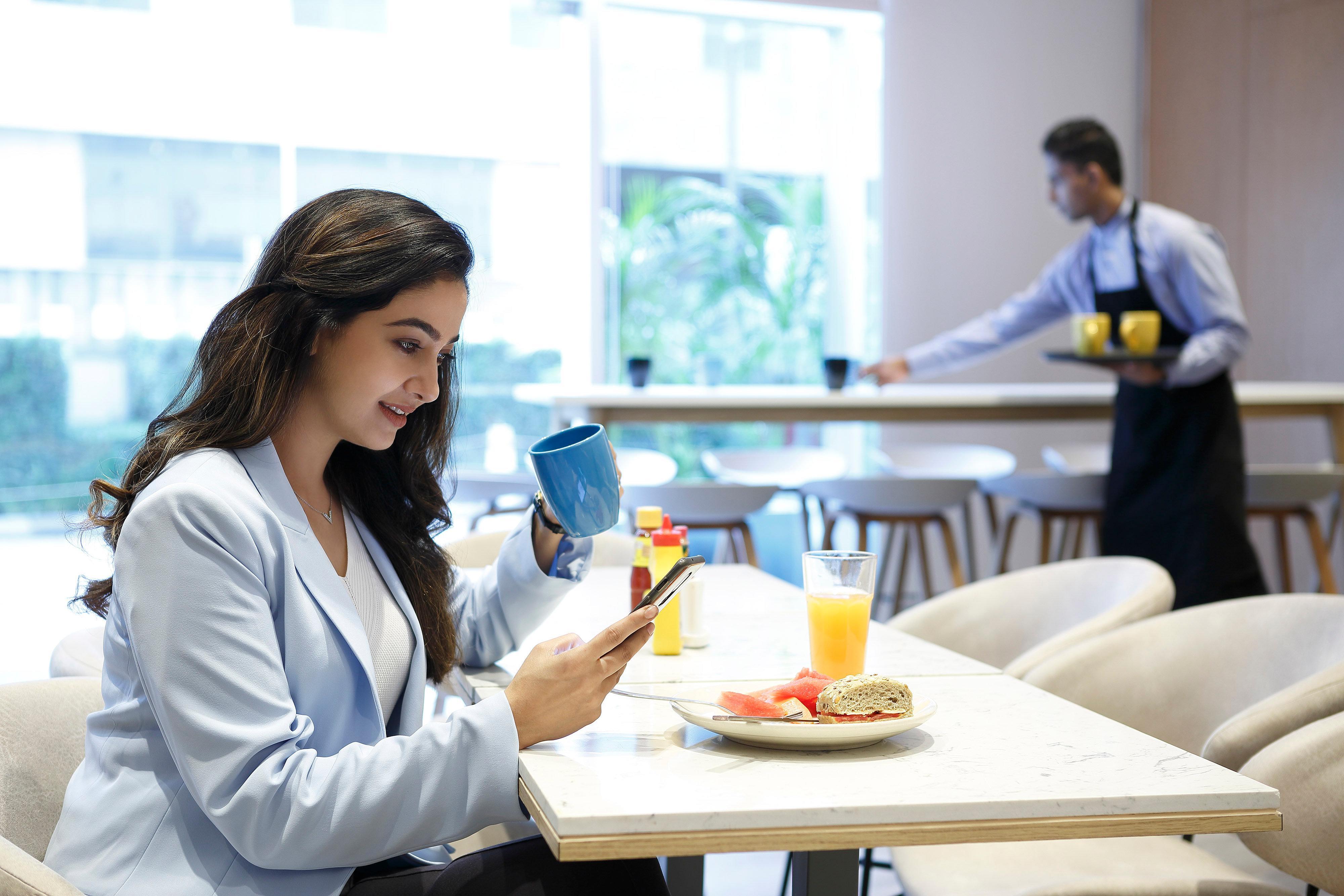 Holiday Inn Express Ahmedabad Prahlad Nagar By Ihg Εξωτερικό φωτογραφία