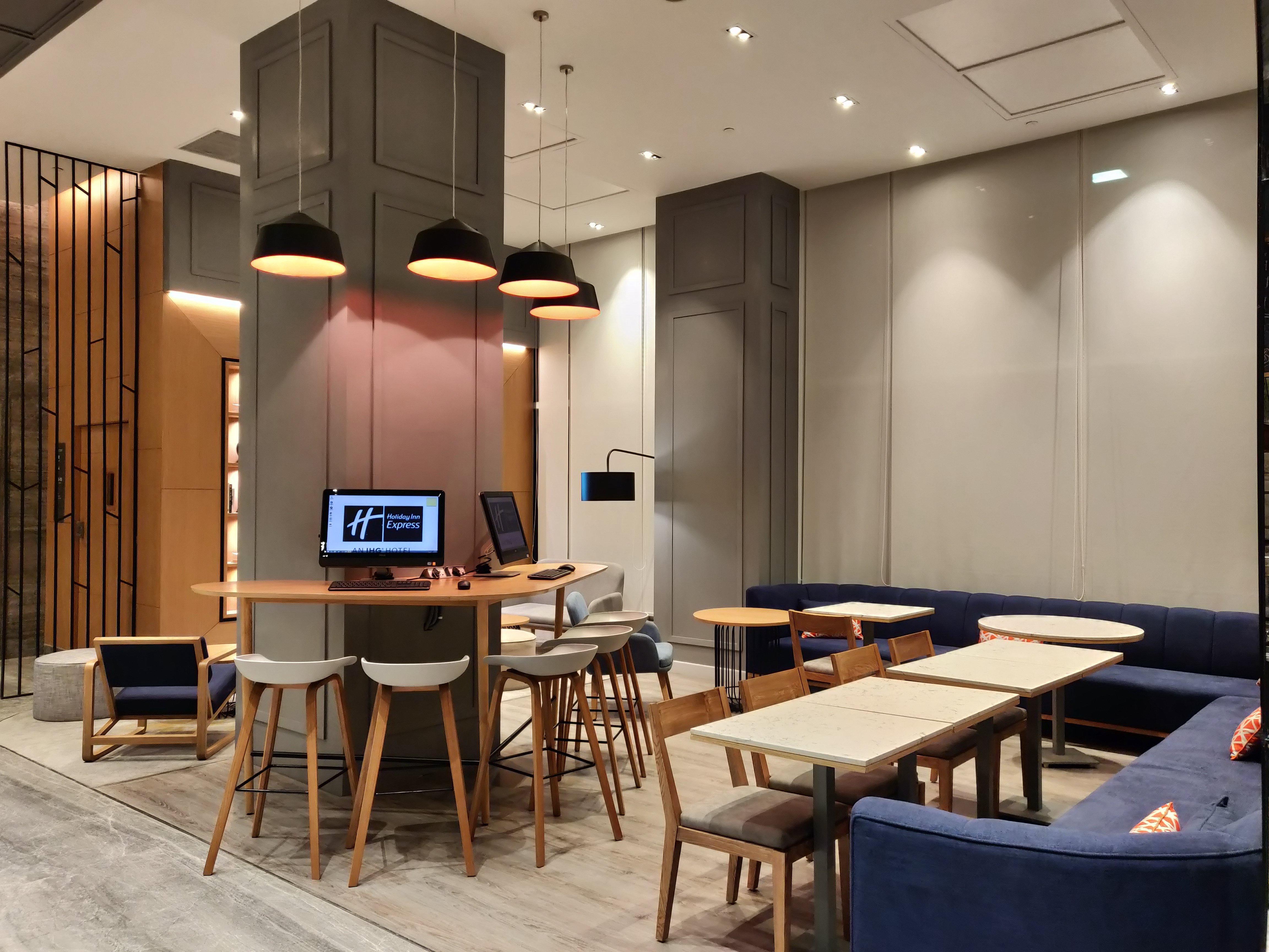 Holiday Inn Express Ahmedabad Prahlad Nagar By Ihg Εξωτερικό φωτογραφία