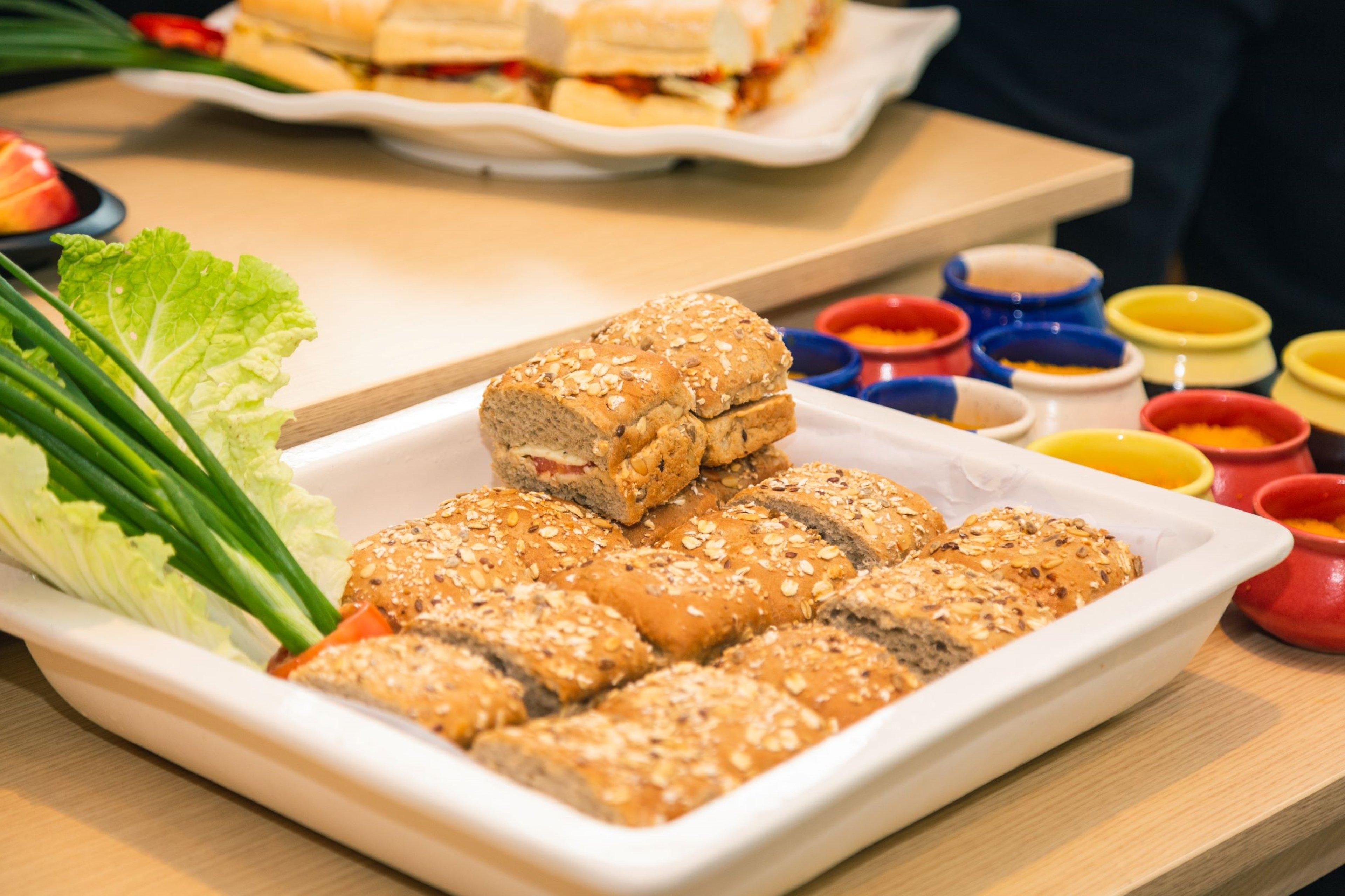 Holiday Inn Express Ahmedabad Prahlad Nagar By Ihg Εξωτερικό φωτογραφία