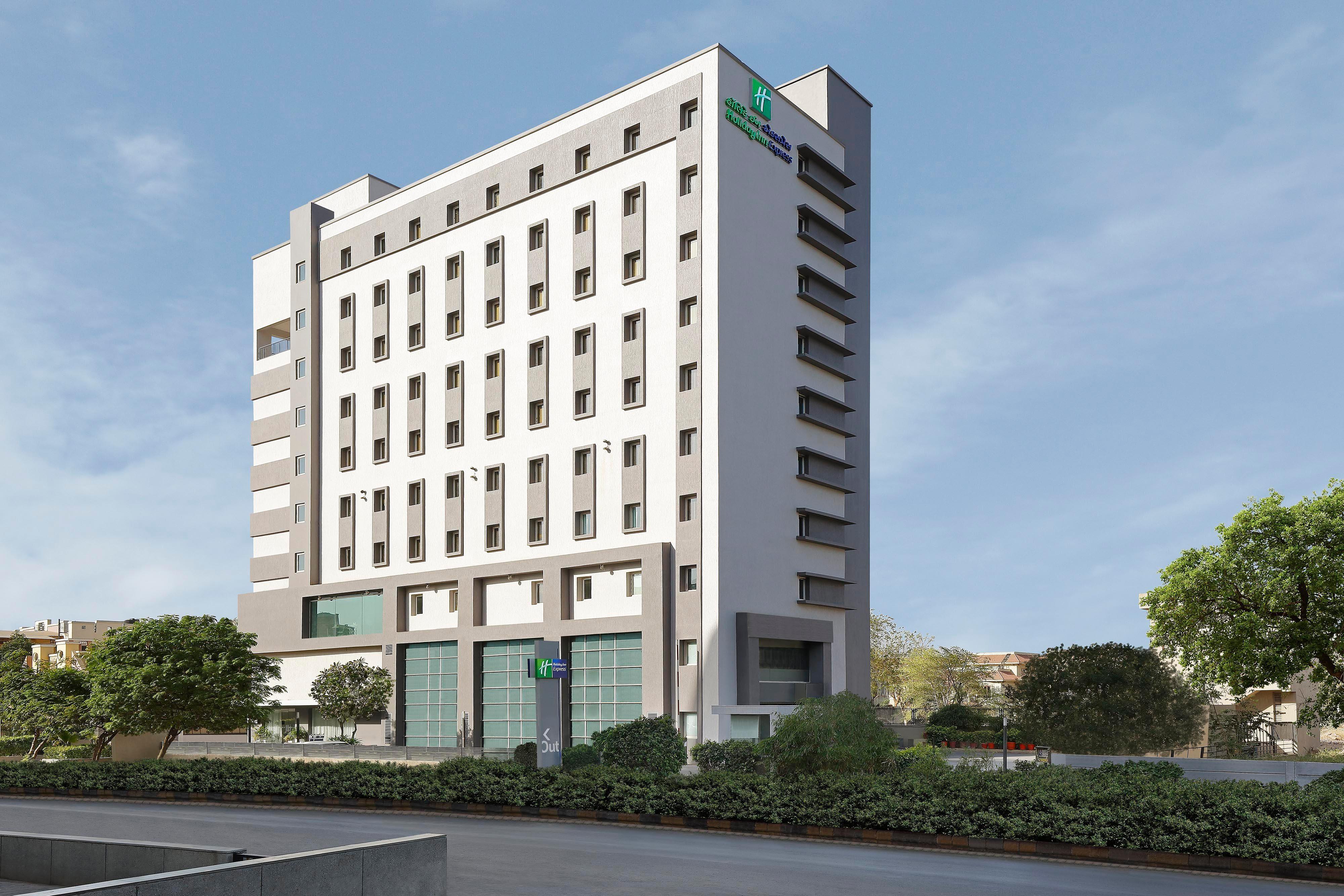 Holiday Inn Express Ahmedabad Prahlad Nagar By Ihg Εξωτερικό φωτογραφία