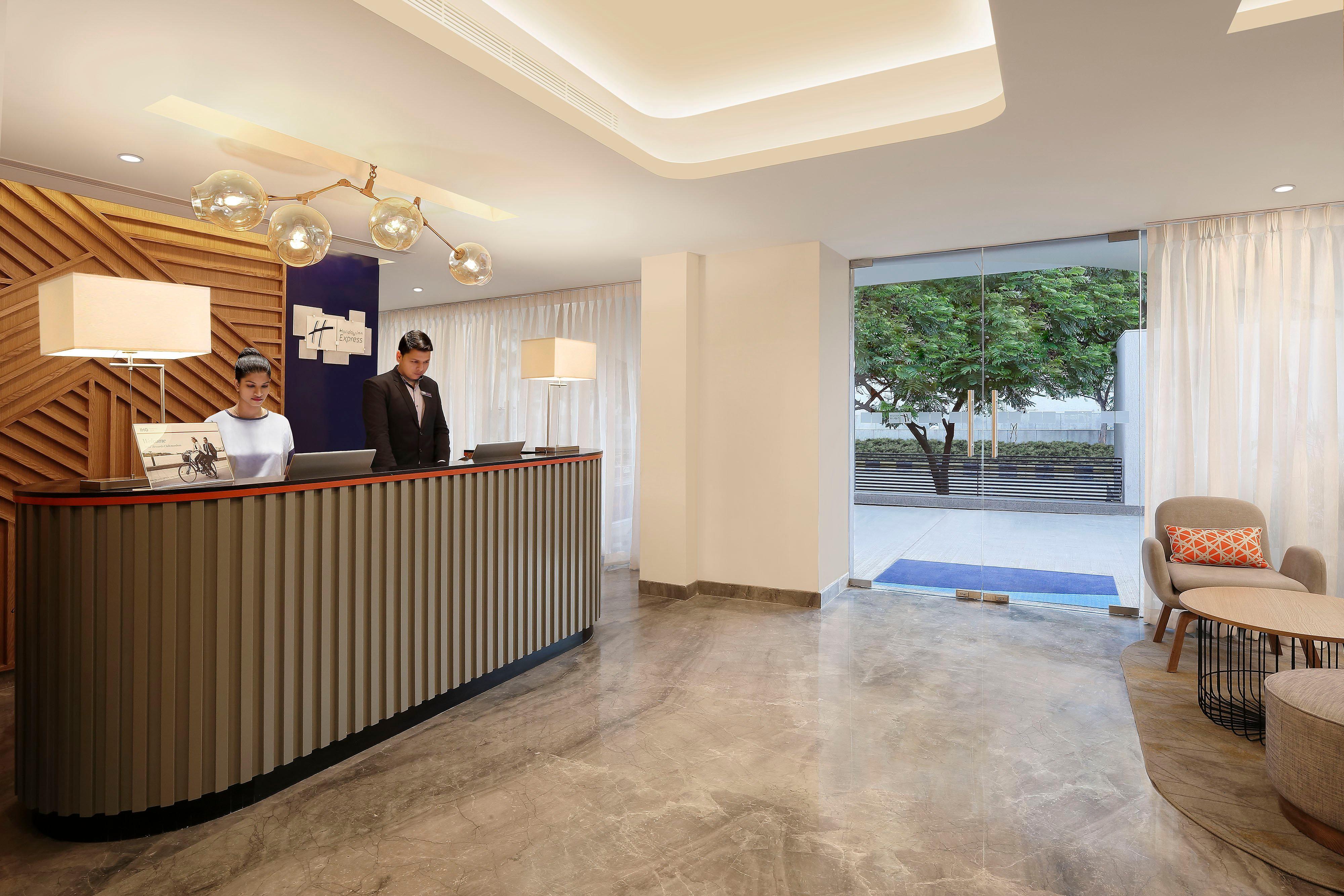 Holiday Inn Express Ahmedabad Prahlad Nagar By Ihg Εξωτερικό φωτογραφία