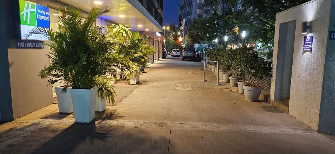 Holiday Inn Express Ahmedabad Prahlad Nagar By Ihg Εξωτερικό φωτογραφία